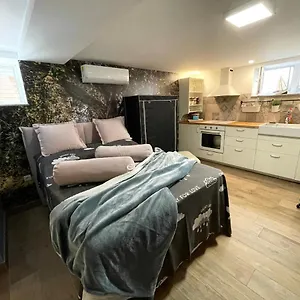  Apartment Pod Room, Free Parking